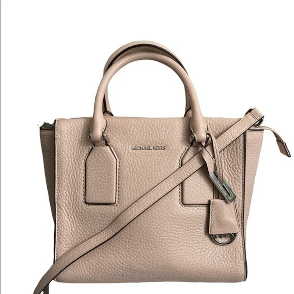 Michael lots pink leather tote bag with crossbody strap. Zipper